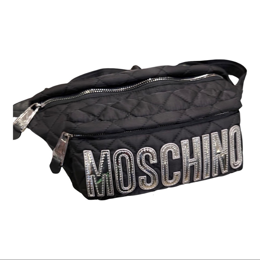 nylon belt bag,silver logo lettering.
Adjustable,Silver hardware,Nylon/acrylic